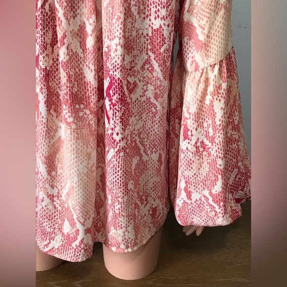 Cabi Blouse Shirt Womens Size M Long Sheer Peasant Sleeve Snakeskin Print V-Neck - Picture 8 of 16